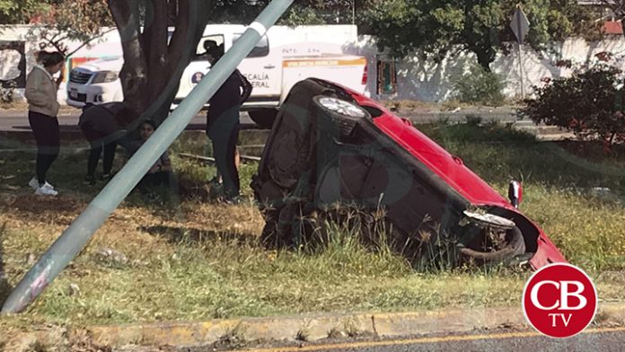 Por esquivar perrito auto vuelca en el libramiento de Morelia