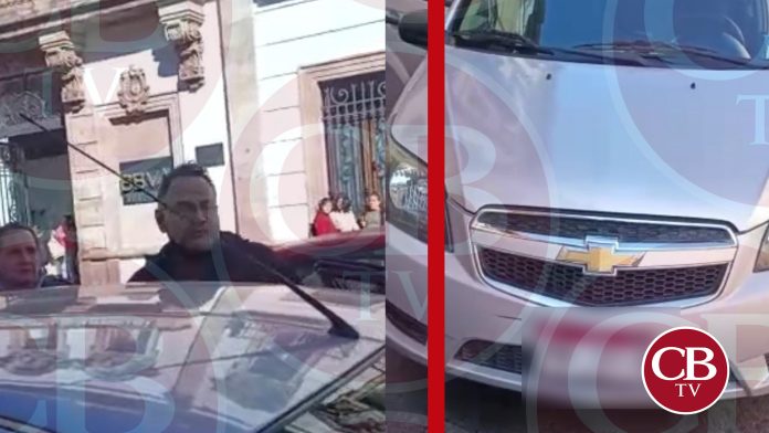 Se brinca un alto y se baja a golpear a tránsito que lo quería infraccionar