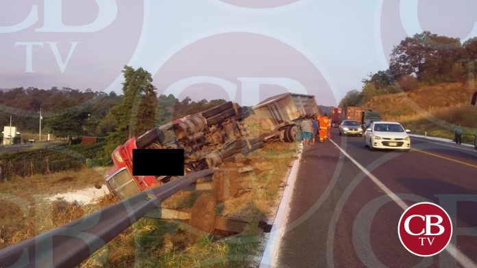 Tráiler doble remolque vuelca en al Siglo XXI