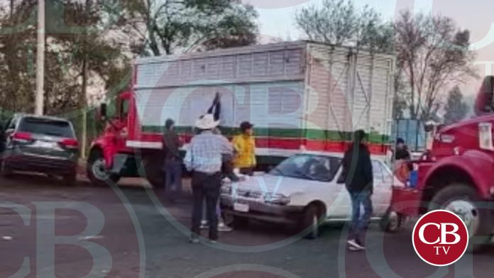 Exigen que aparezcan tres jóvenes y bloquean carretera Los Reyes-Tingüindín (VIDEO)