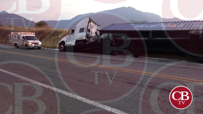 Tráiler a punto de volcar en la Siglo XXI
