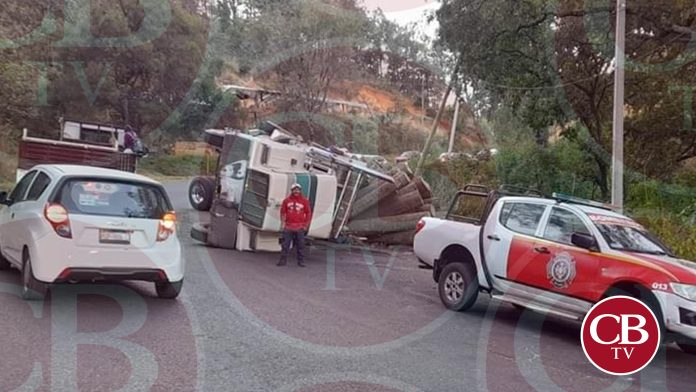 Chófer la libra de milagro al volcar camión trocero en Zitácuaro