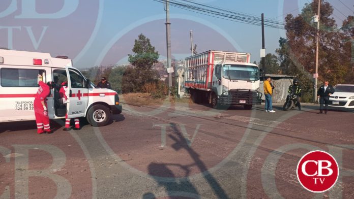Tren se lleva un camión de la ciudad Industrial de Morelia