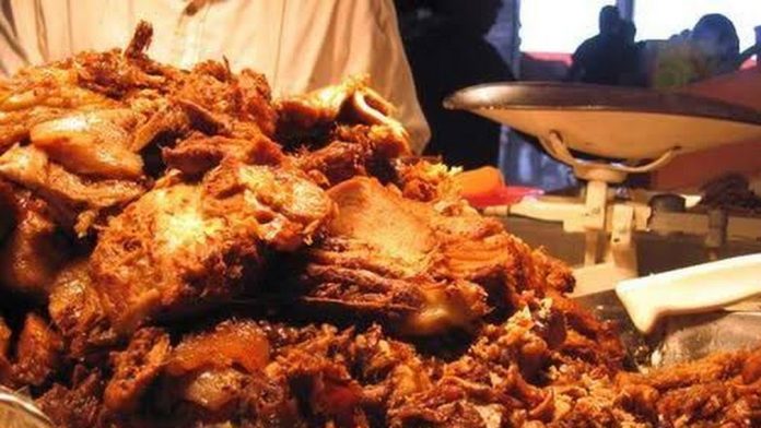 Turistas denuncian alto cobro en carnitas de Quiroga