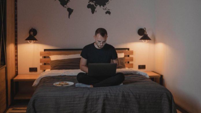 https://www.pexels.com/es-es/foto/hombre-trabajando-cama-habitacion-5725606/