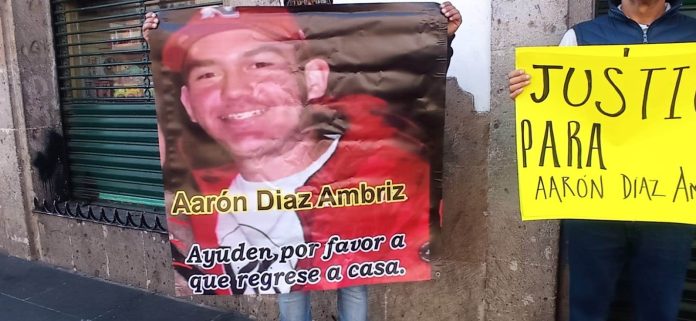 Familiares de joven desaparecido se manifiestan a fuera del Congreso de Michoacán