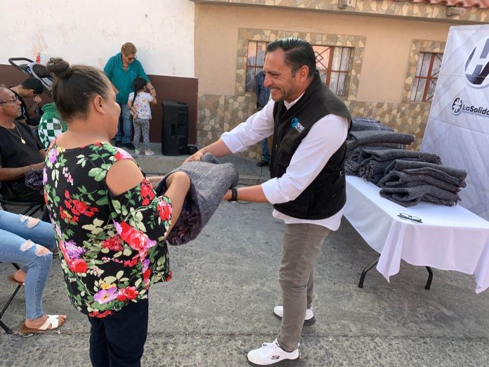 “Con cobijas y sillas de ruedas para los michoacanos, es así como Hugo Anaya apoya a todos demostrando que la solidaridad no tiene color”