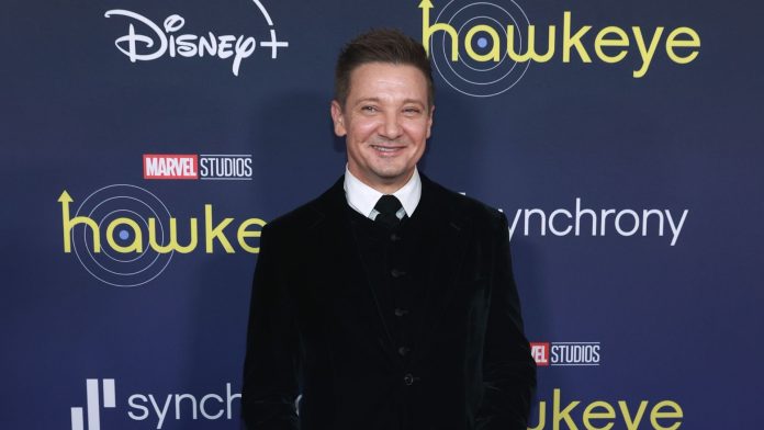 Someten a cirugía a Jeremy Renner