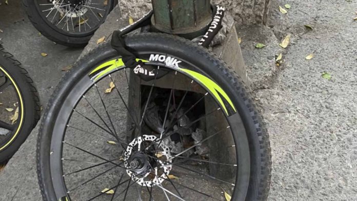 Dejó su bicicleta encadenada y solo le dejaron la llanta