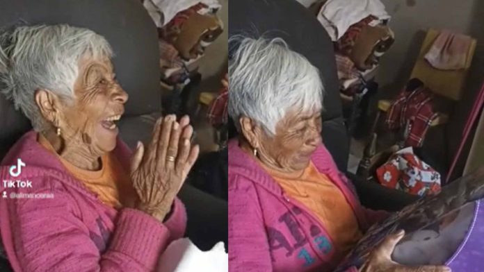 Abuelita llora al recibir por primera vez un regalo de Reyes Magos