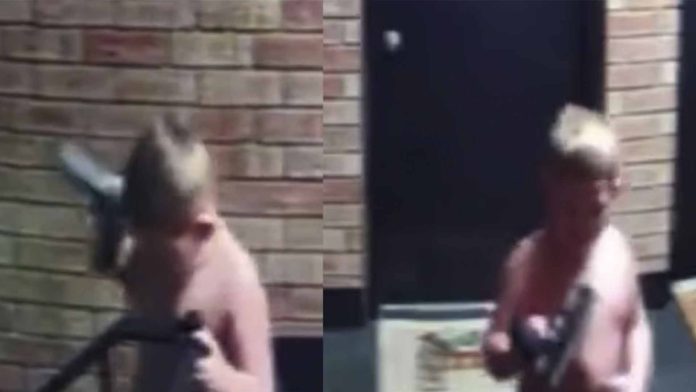 Captan a bebé jugando con una pistola