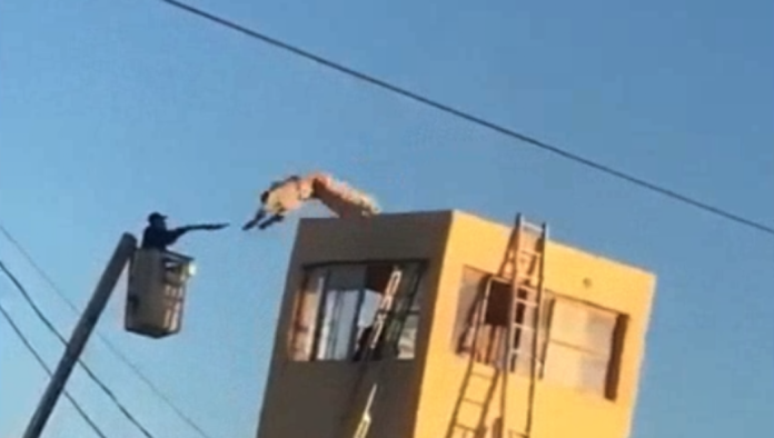 Subre reo a torre de vigilancia y se tira al vacío en Sonora