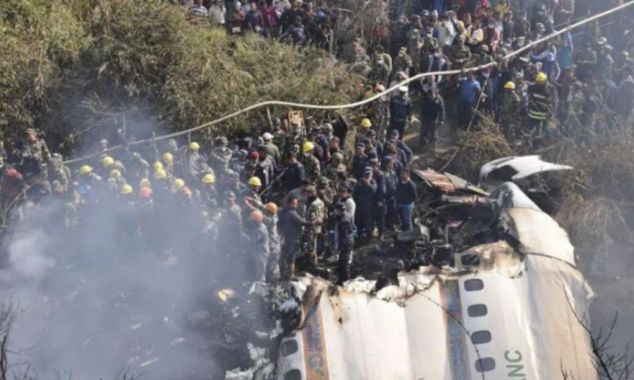 Suman 68 los muertos tras estrellarse un avión en Nepal