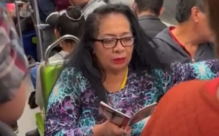 Mujer es captada rezando un Padre Nuestro por muertos en accidentes del Metro CDMX