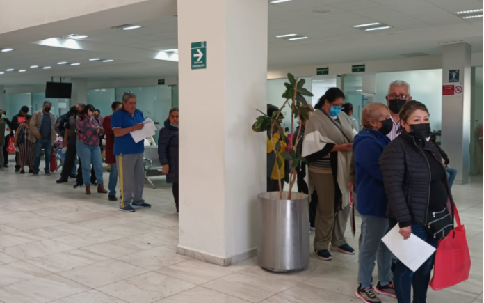 Más de 2 horas en espera por medicamentos y malos tratos, sufren los abuelitos en el IMSS
