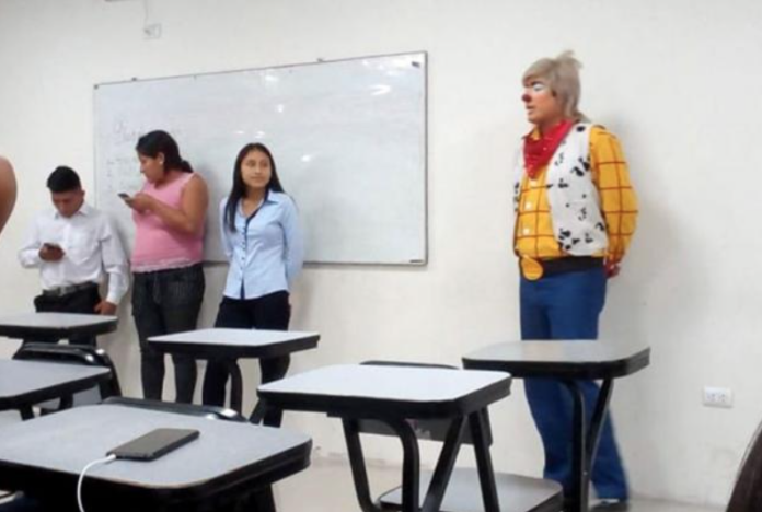 Estudiante de Derecho expone vestido de payasito porque no le dio tiempo de cambiarse