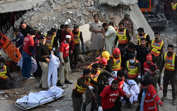 Ataque en una mezquita de Pakistan deja 100 muertos