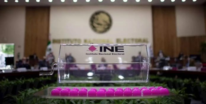 Consejeros del INE alistan acciones jurídicas contra el Plan B de AMLO