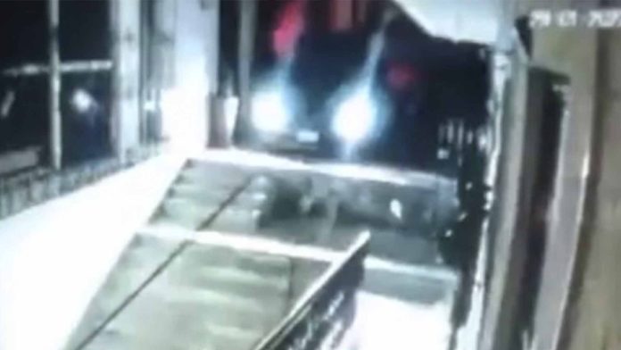 Conductor en estado de ebriedad baja su auto por escaleras en Cuernavaca