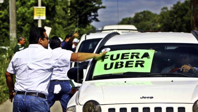 EU emite alerta de seguridad por conflicto entre taxistas y Uber en Quintana Roo