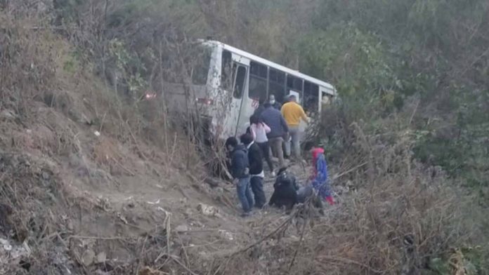 Fuerte choque entre un autobús y dos autos deja 4 muertos y 10 heridos en Naucalpan