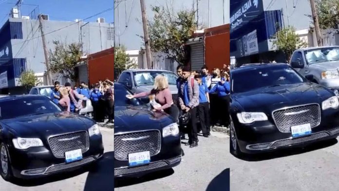 Mujer le destruye el auto a su esposo por haber sido infiel