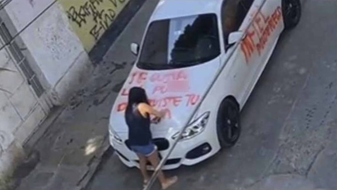 Mujer raya el carro de su novio infiel para exhibirlo