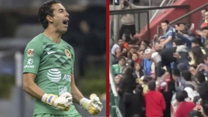 Óscar Jiménez le regala su camiseta a un niño y un hombre se la arrebata