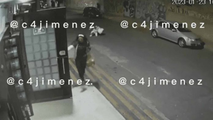 Pareja escapa de balacera y deja tirada en el piso a su hija en CDMX