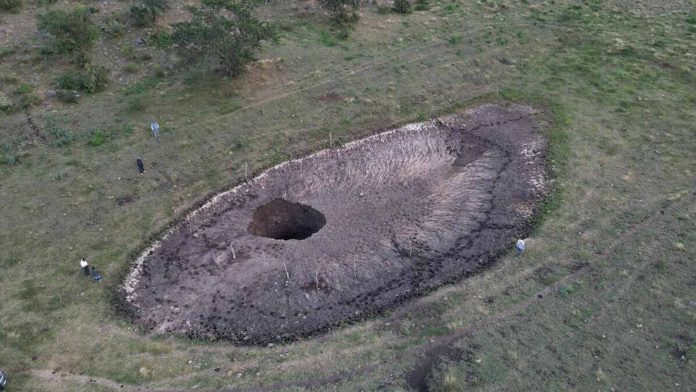 Se forma enorme socavón y desaparece una laguna en San Luis Potosí