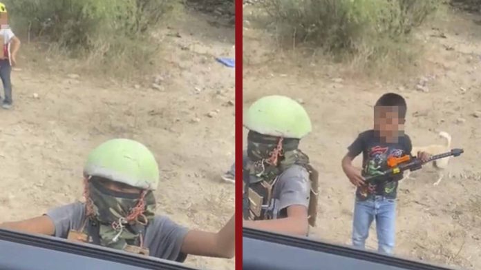 Con todo y armas, niños juegan a hacer retén