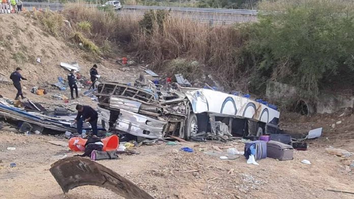 Volcadura de autobús en Nayarit deja 15 turistas fallecidos y más de 30 heridos
