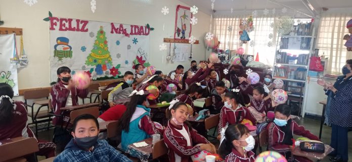 Adiós vacaciones, niños regresan a clases, los reciben con rosca de reyes y juguetes