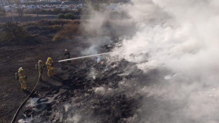 Morelia.🔴 Siguen las afectaciones por el incendio del contenedor de llantas en Tarímbaro