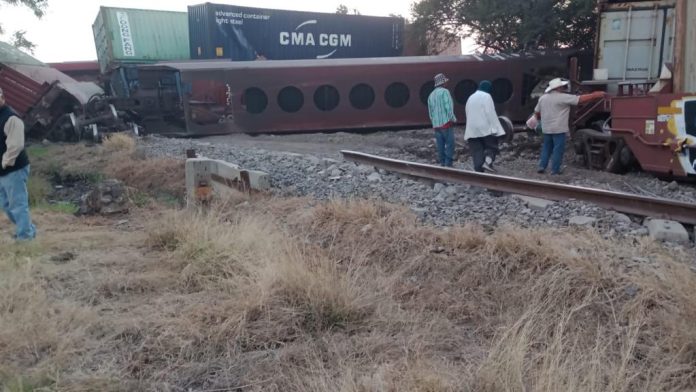 Tráiler descarrila vagones del tren en Michoacán