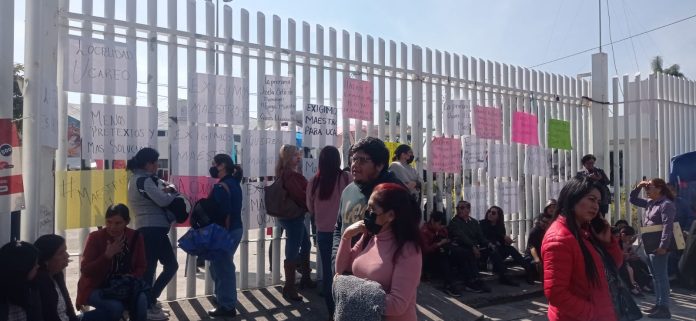 Madres y padres de familia de Ucareo, exigen docentes para sus hijos: 300 alumnos afectados