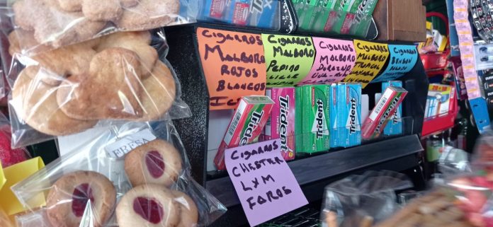 Locatarios, restauranteros y fumadores, afectados por la prohibición de la venta de cigarros