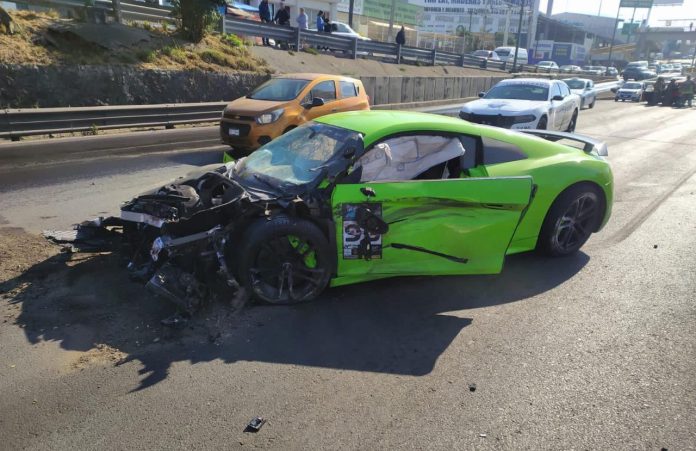 Otro carro del Kekofest choca contra un Golf Volkswagen, un conductor está herido