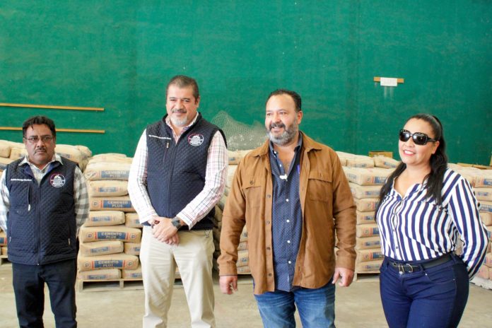 El presidente municipal, Julio Arreola, encabezó la entrega y detalló que habrá más apoyos para láminas, calentadores y para pequeños productores agrícolas