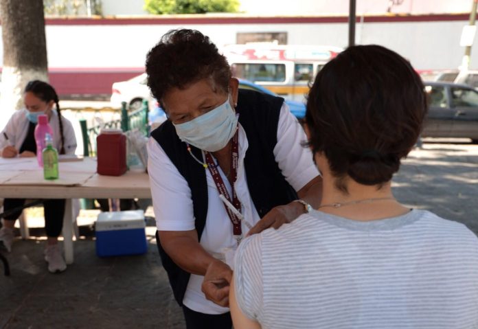 Continúan los módulo de vacunación anti COVID-19, influenza y neumococo en plaza del Carmen