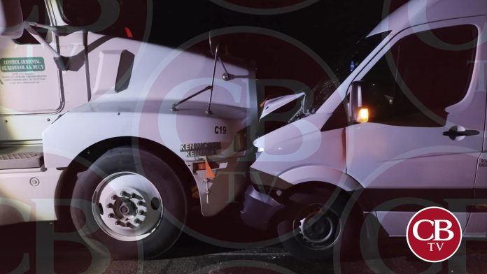Abandonan tráiler y combi siniestradas en la Siglo XXI