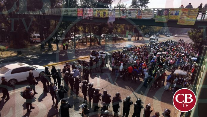 Granaderos acorralan a normalistas en la salida a Pátzcuaro