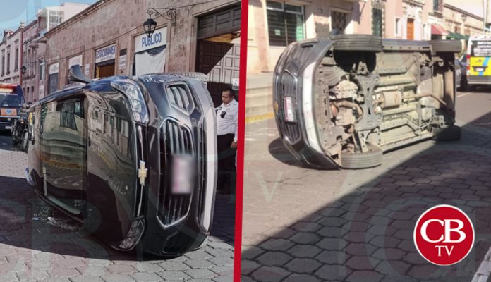 Camioneta termina volcada en el centro de Morelia