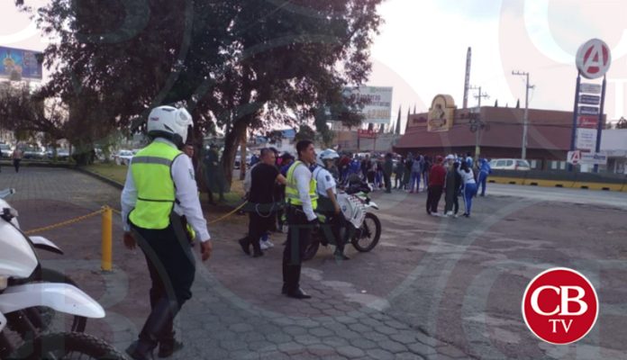 Concentración de normalistas en la salida a Pátzcuaro