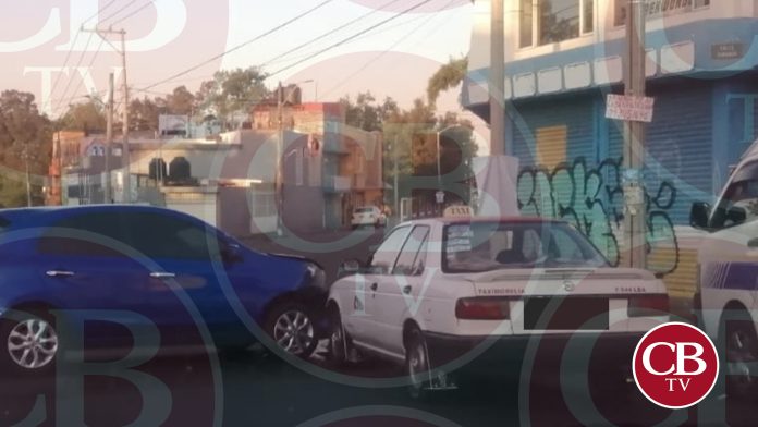 En pleno Día de Reyes choca taxi con auto en la Madero Oriente