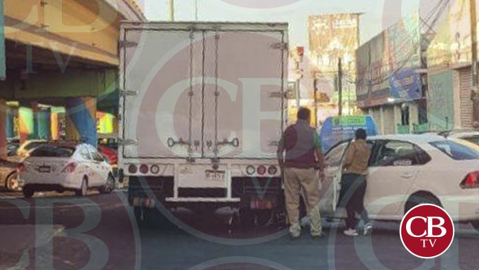 Choca auto y camioneta en la glorieta en salida Charo