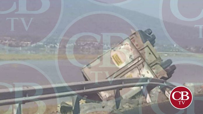 Tráiler volcado en la la pista Morelia-Salamanca