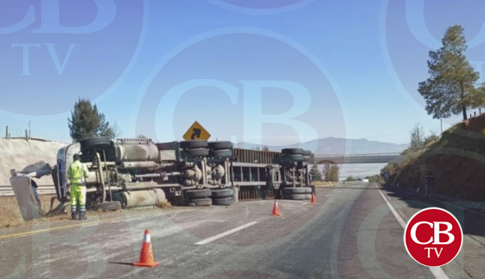 Chofer de tráiler vuelca y vive para contarlo