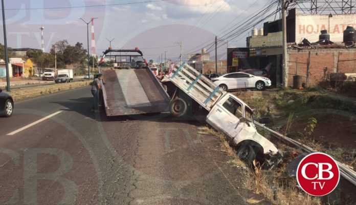 Camioneta longeva cae a un desnivel sobre Madero Poniente