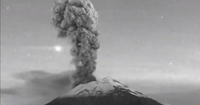 VIDEO: Popocatépetl lanza dos grandes explosiones durante la madrugada